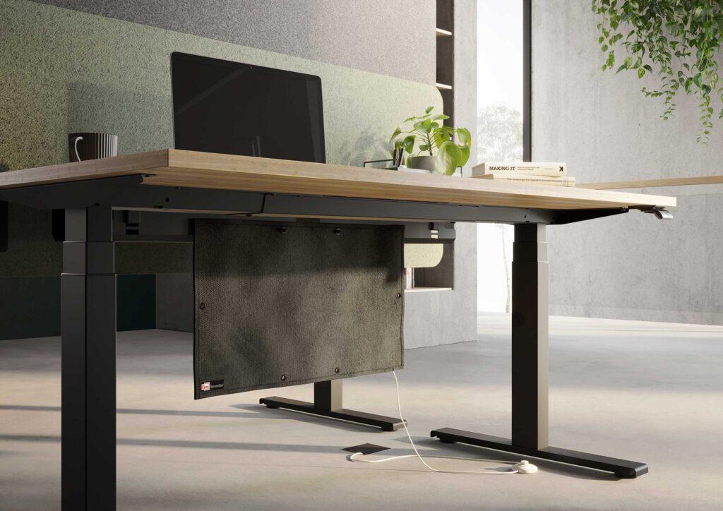 Infrarot Schreibtisch-Heizung in Schwarz mit Anbringung des AN/AUS-Schalters unter der Tischplatte